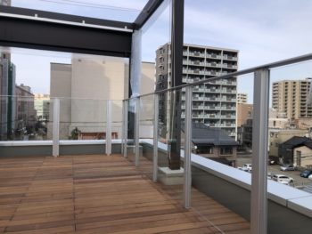 ロケーションを楽しみたい時はガラスフェンス 魚津市でウッドデッキのリフォーム 工事