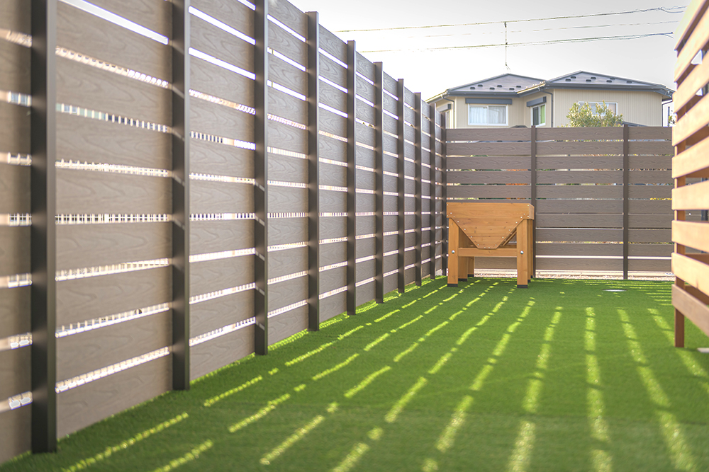 滑川市シンプルな人工芝とフェンス