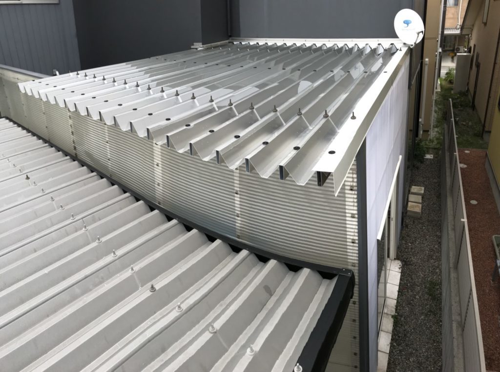カーテンいらずの解放感!新しくかけた半透明ポリカーボネート製の屋根。 明るさは今まで通りで、視線だけをカット。